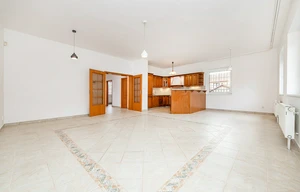 Family house for rent, 300m<sup>2</sup>, 600m<sup>2</sup> of land