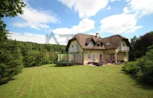 Family house for rent, 303m<sup>2</sup>, 1000m<sup>2</sup> of land