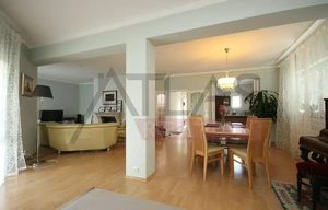 Family house for rent, 303m<sup>2</sup>, 1000m<sup>2</sup> of land