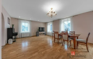 Family house for sale, 450m<sup>2</sup>, 692m<sup>2</sup> of land