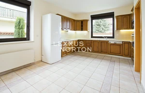 Family house for rent, 240m<sup>2</sup>, 550m<sup>2</sup> of land