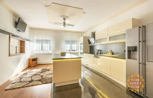 Family house for sale, 320m<sup>2</sup>, 400m<sup>2</sup> of land