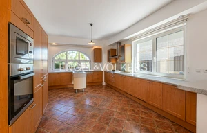 Family house for rent, 360m<sup>2</sup>, 860m<sup>2</sup> of land