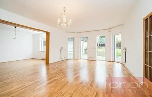 Family house for rent, 400m<sup>2</sup>, 950m<sup>2</sup> of land