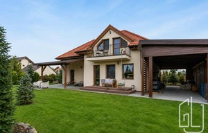 Family house for sale, 303m<sup>2</sup>, 900m<sup>2</sup> of land