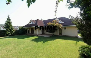 Family house for rent, 340m<sup>2</sup>, 1197m<sup>2</sup> of land