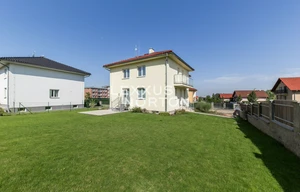 Family house for rent, 325m<sup>2</sup>, 1000m<sup>2</sup> of land