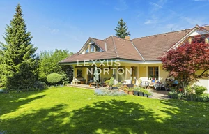 Family house for rent, 340m<sup>2</sup>, 1200m<sup>2</sup> of land