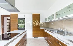 Family house for rent, 417m<sup>2</sup>, 1263m<sup>2</sup> of land