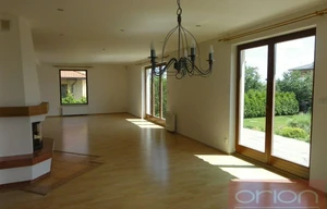 Family house for rent, 300m<sup>2</sup>, 840m<sup>2</sup> of land
