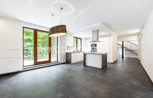 Family house for rent, 320m<sup>2</sup>, 879m<sup>2</sup> of land