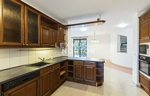 Villa for rent, 384m<sup>2</sup>, 903m<sup>2</sup> of land
