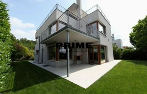 Family house for rent, 469m<sup>2</sup>, 773m<sup>2</sup> of land