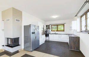 Family house for rent, 255m<sup>2</sup>, 517m<sup>2</sup> of land
