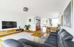 Family house for sale, 278m<sup>2</sup>, 323m<sup>2</sup> of land