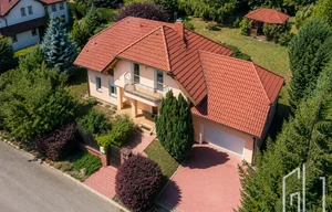 Family house for sale, 301m<sup>2</sup>, 803m<sup>2</sup> of land