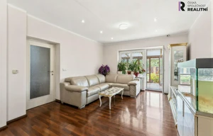 Family house for sale, 340m<sup>2</sup>, 637m<sup>2</sup> of land
