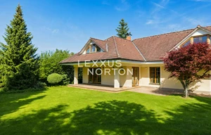 Family house for rent, 340m<sup>2</sup>, 1200m<sup>2</sup> of land