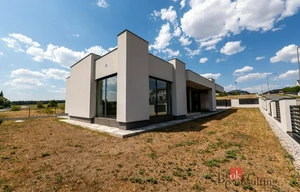 Family house for sale, 220m<sup>2</sup>, 686m<sup>2</sup> of land