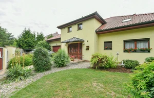 Family house for rent, 310m<sup>2</sup>, 814m<sup>2</sup> of land