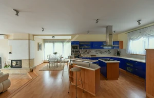 Family house for rent, 310m<sup>2</sup>, 814m<sup>2</sup> of land