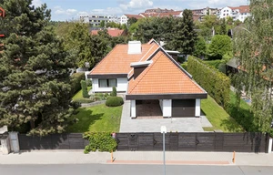 Family house for rent, 365m<sup>2</sup>, 1000m<sup>2</sup> of land