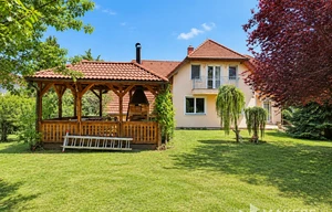 Family house for sale, 331m<sup>2</sup>, 803m<sup>2</sup> of land