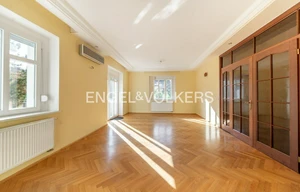 Villa for rent, 560m<sup>2</sup>, 700m<sup>2</sup> of land