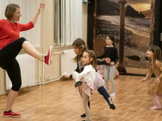 We are in different locations in the city center. The classes for the smallest take place at Studio Naplno in Štěpánská.