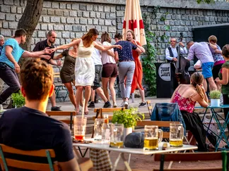 We combine great swing bands and DJs playing.