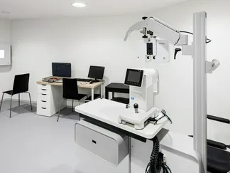 Modern eye examination equipment at Easy Optic, supporting professional vision assessment in Prague.