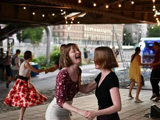 Follower? Leader? You can enjoy both roles if you wish. No need to register in pair, you can also
jump in just solo.