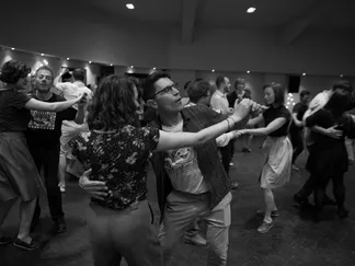 Dancing, laughing, connecting – the joy of swing brings everyone together.
