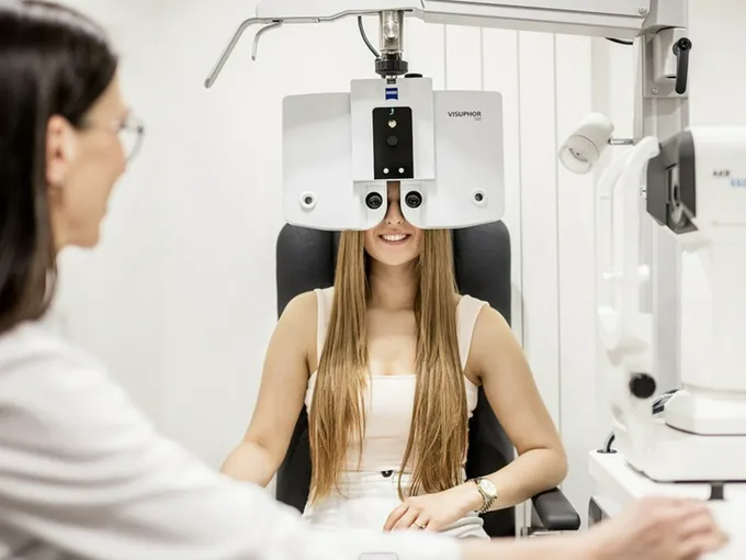 Professional eye examination at Easy Optic in Prague 2 using modern diagnostic equipment.