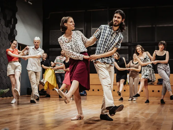 Explore and enjoy different styles of the swing dance with our enthusiastic teachers. 