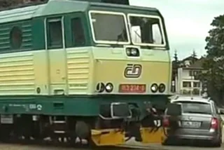 VIDEO: Driver Flirts with Death at Level Crossing