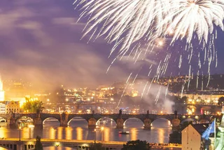 VIDEO: Fireworks at Charles Bridge Honor Chinese President