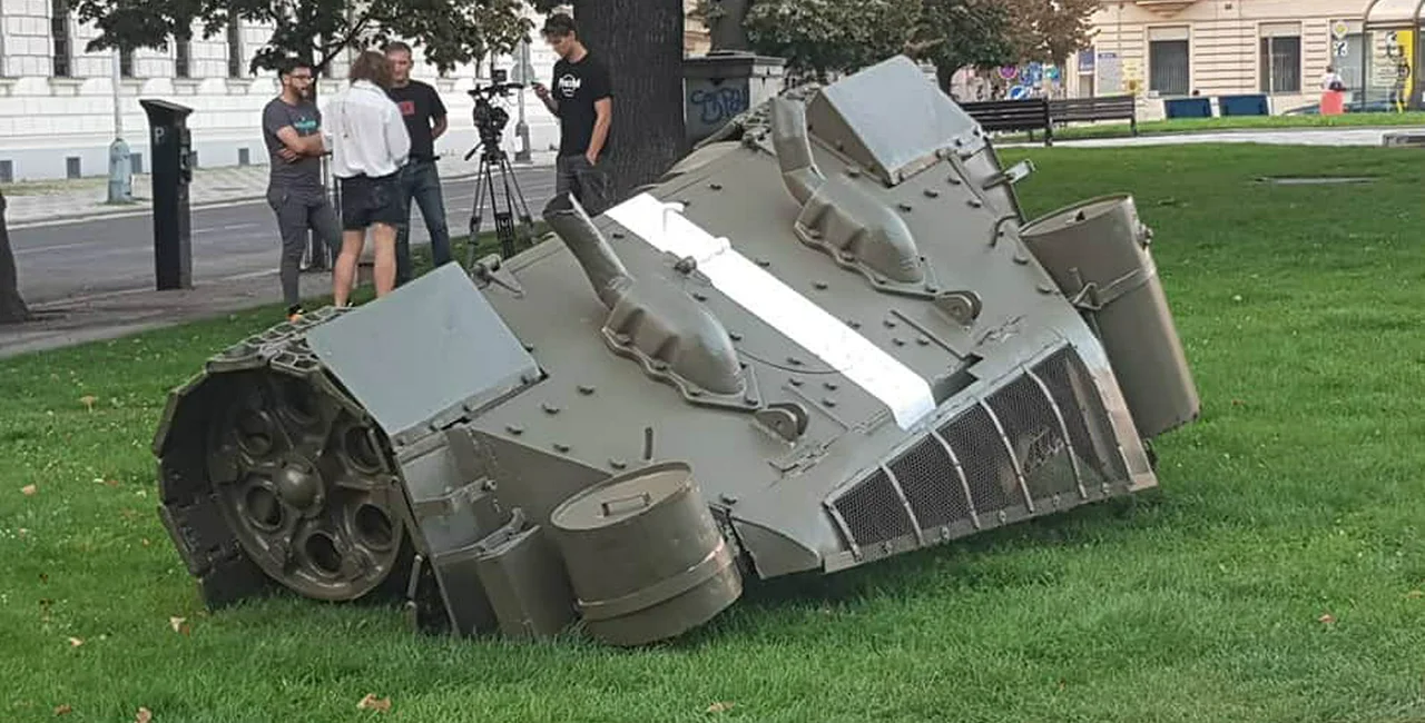 David Černý Unveils New Tank on 50th Anniversary of Soviet Invasion