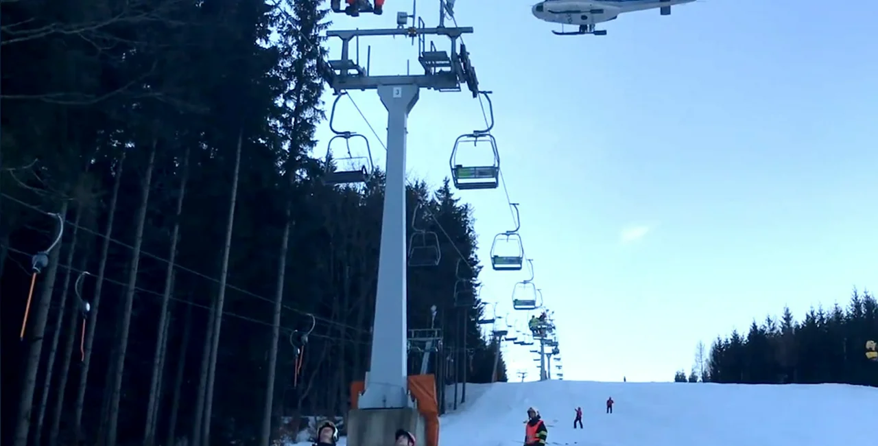 VIDEO: Czech emergency responders rescue 40 skiers trapped on chairlift