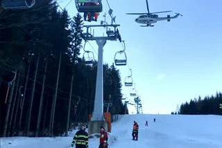 VIDEO: Czech emergency responders rescue 40 skiers trapped on chairlift