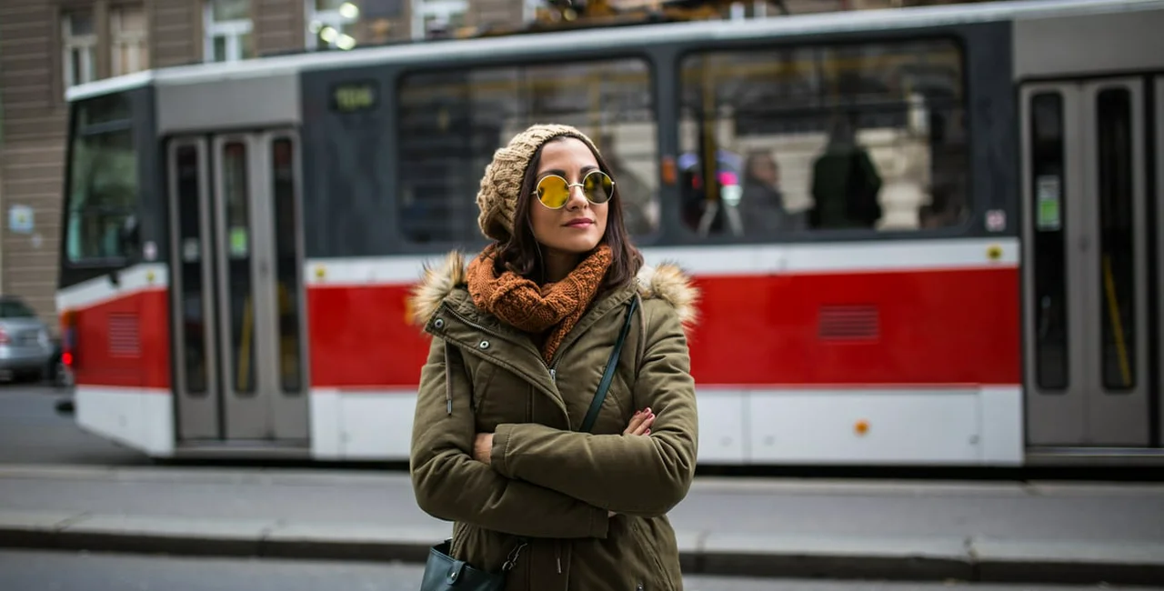 Student waits for her bus in Prague (illustrative photo)