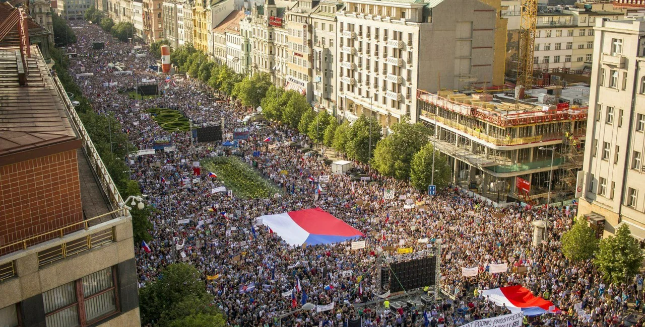 An estimated crowd of 120,000 fills Prague’s Wenceslas Square on June 4 (photo via Facebook, Milion chvilek pro demokracii / Tomáš Kozel) 