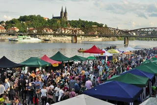 Prague picks tenants for wall cubicles on Náplavka, new cafes and shops will open in September