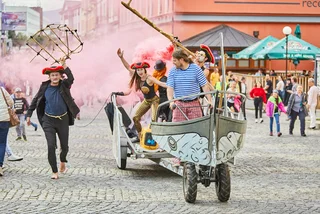 Prague to come alive with street theater, circus, and cabaret next week