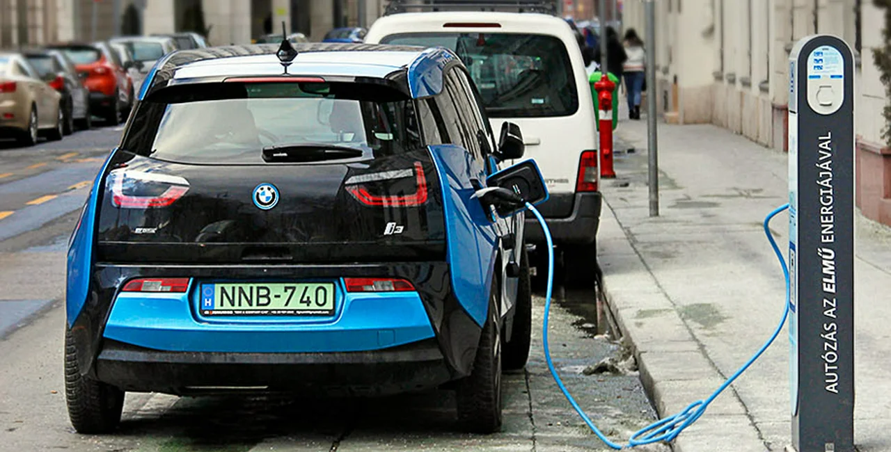 Electric car charging. via Wikimedia Commons, CC by SA 4.0