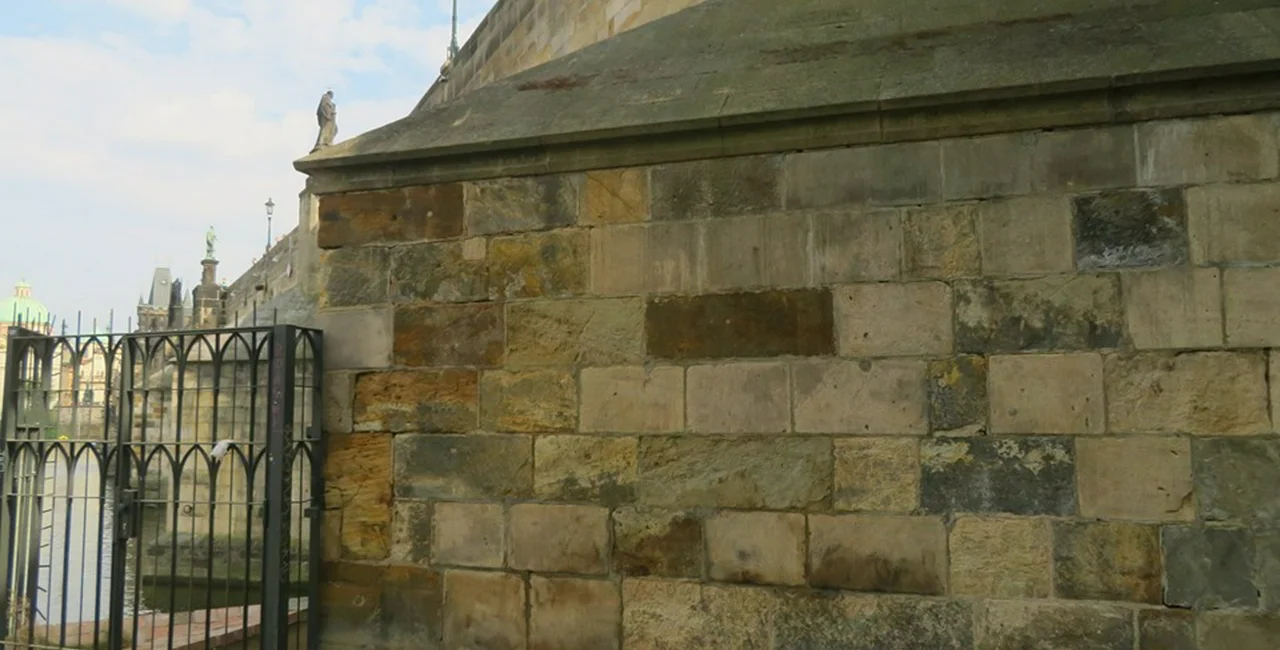 The pillar after the graffiti was removed. via Raymond Johnston