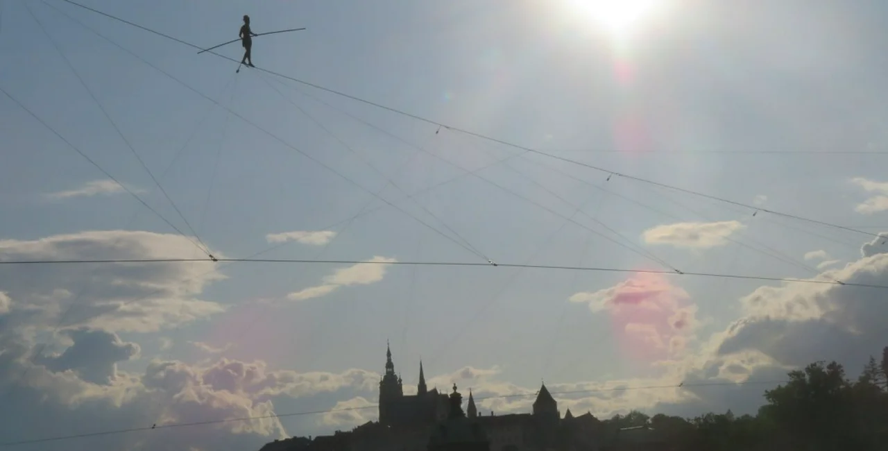 Tightrope walker kicks off 16th edition of Letní Letná by going 35 meters above the Vltava