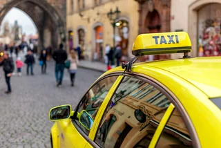 Prague taxi driver uses fake police badge to rob foreigner in his hotel room