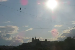 Tightrope walker kicks off 16th edition of Letní Letná by going 35 meters above the Vltava