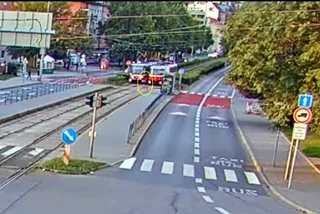 Video: Brno tram and pedestrian accident draws attention to inattention while walking